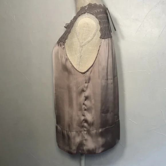 Francesca’s Color pink size Large 3 Buttons on shoulder and Lace on top - Picture 5 of 9